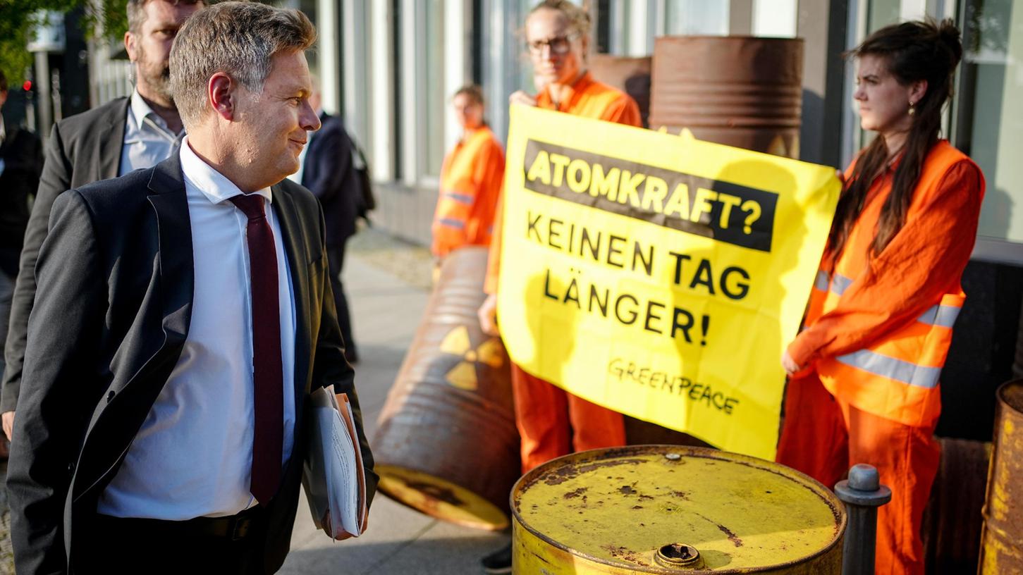 Robert Habeck (Bündnis 90/Die Grünen), Bundesminister für Wirtschaft und Klimaschutz, geht auf dem Weg zur Pressekonferenz zu den Ergebnissen des Stresstests zum Weiterbetrieb von Atomkraftwerken an Greenpeace-Protestlern vorbei. Robert Habeck (Bündnis 90/Die Grünen), Bundesminister für Wirtschaft und Klimaschutz, geht auf dem Weg zur Pressekonferenz zu den Ergebnissen des Stresstests zum Weiterbetrieb von Atomkraftwerken an Greenpeace-Protestlern vorbei.