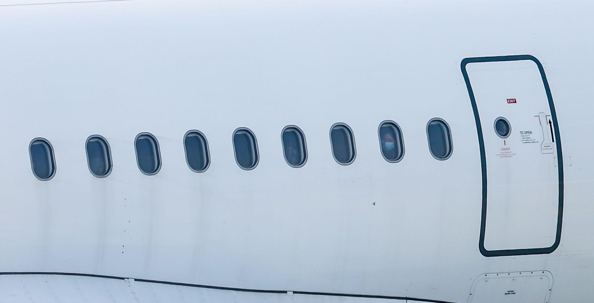 Die Pflicht, im Flugzeug eine Maske zu tragen, wurde auf Verlangen der FDP aufgehoben. Jedoch kann das die Bundesregierung jederzeit wieder per Verordnung ändern. 