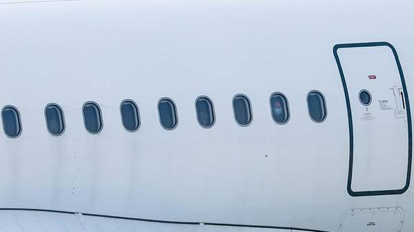 Die Pflicht, im Flugzeug eine Maske zu tragen, wurde auf Verlangen der FDP aufgehoben. Jedoch kann das die Bundesregierung jederzeit wieder per Verordnung ändern.