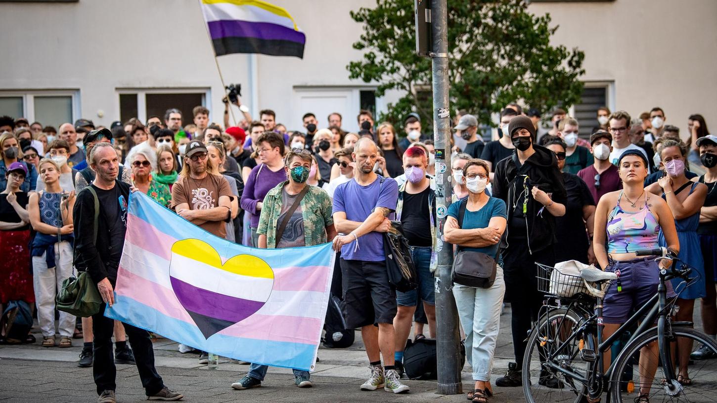 Entschiedener Protest: In Bremen zeigten Bürger vor einem Jahr nach einem Angriff auf eine Transfrau Solidarität mit Betroffenen wie auch Vera D. Auch ihr sind Erfahrungen von Anfeindung und Mobbing nicht fremd.