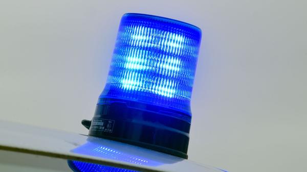 Ein Blaulicht leuchtet auf einem Einsatzwagen der Polizei