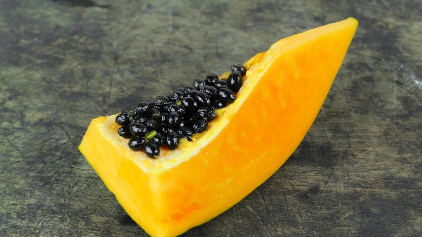 Die Papaya wird oft Futtermischungen beigemischt, denn sie hat besondere Eiweißstrukturen, die die Verdauung der Vierbeinern unterstützen können.