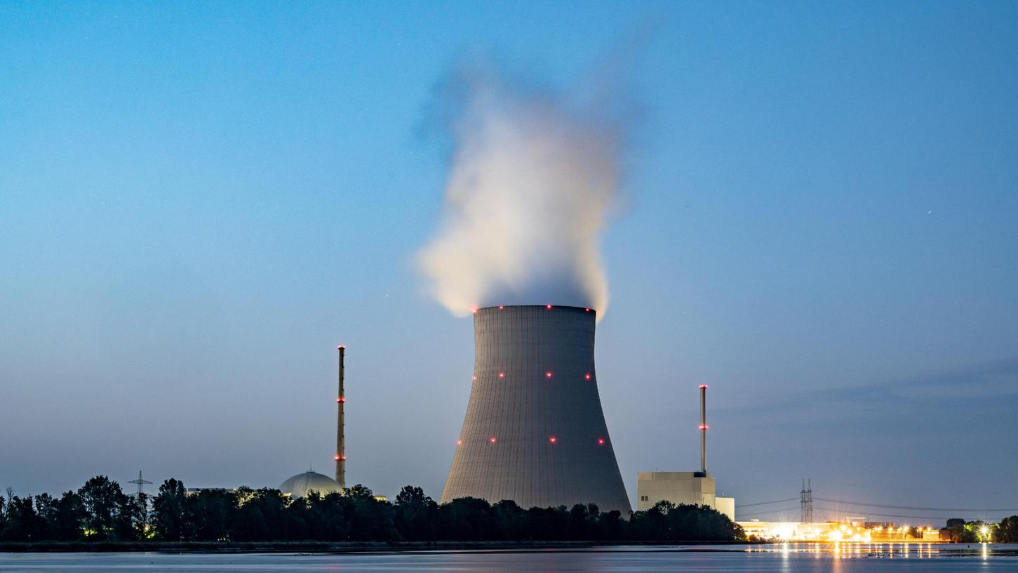 Das Kernkraftwerk Isar 2 in Niederbayern bleibt vorerst in Betrieb. 