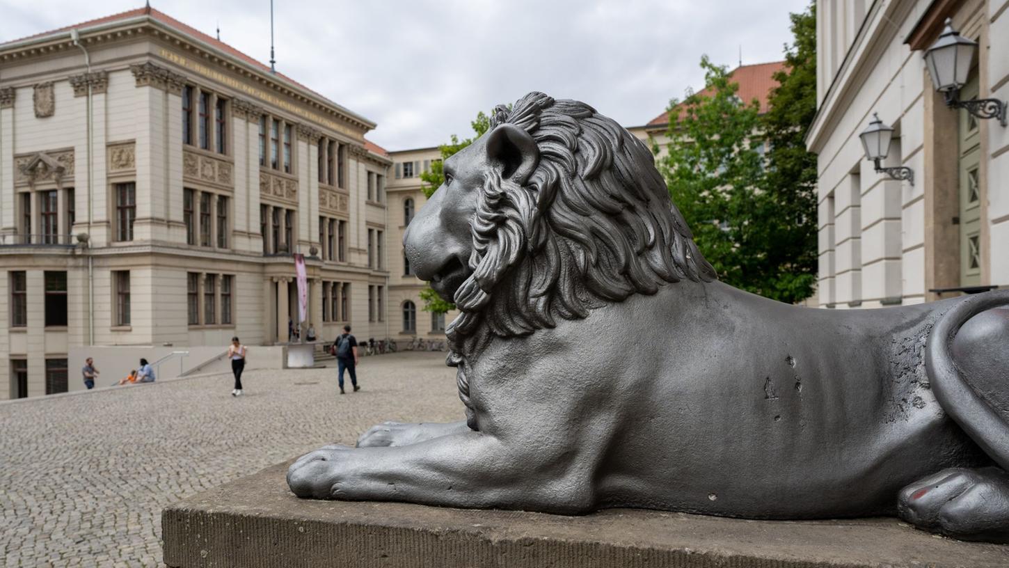 Die Martin-Luther-Universität in Halle hat eine frei zugängliche Aussprache-Datenbank mit über 130.000 Stichworteinträgen eröffnet. Die Martin-Luther-Universität in Halle hat eine frei zugängliche Aussprache-Datenbank mit über 130.000 Stichworteinträgen eröffnet.