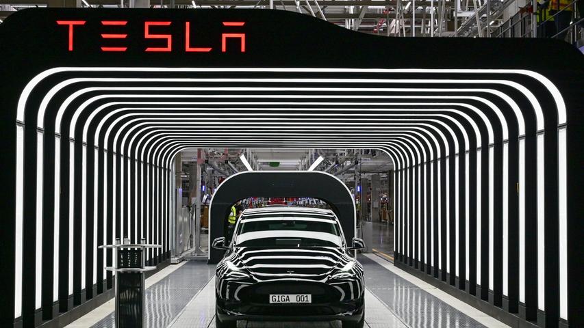 Ein Elektrofahrzeug vom Typ Model Y steht zur Eröffnung der Tesla Gigafactory Berlin Brandenburg auf einem Band. Die erste europäische Fabrik in Grünheide, die auf 500 000 Fahrzeuge jährlich ausgelegt ist, ist eine wichtige Säule der Zukunftsstrategie von Tesla.