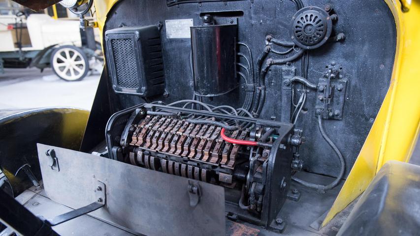 Die Kraftregelung in einem Bergmann ELS/BES 1000 Elektro-Paketwagen aus dem Jahr 1944 ist am 02.04.2015 im Depot des Technikmuseums in Berlin zu sehen. 