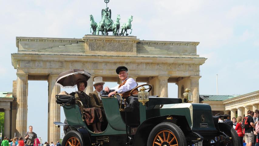 Die "Elektrische Viktoria" der Siemens-Schuckertwerke war ein Elektroauto, das ab 1905 in Berlin gebaut wurde. Sie wurde als Cabrio, als Hoteltaxi und als Lieferwagen eingesetzt. Im Bild ein Nachbau der "Elektrischen Viktoria" vor dem Brandenburger Tor in Berlin.