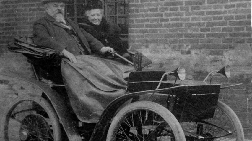 Der deutsche Unternehmer und Erfinder Andreas Flocken mit Gattin im Elektrowagen 1903, Baujahr 1888.  Der sogenannte Flocken-Elektrowagen gilt als erste vierrädrige Elektroauto der Welt.