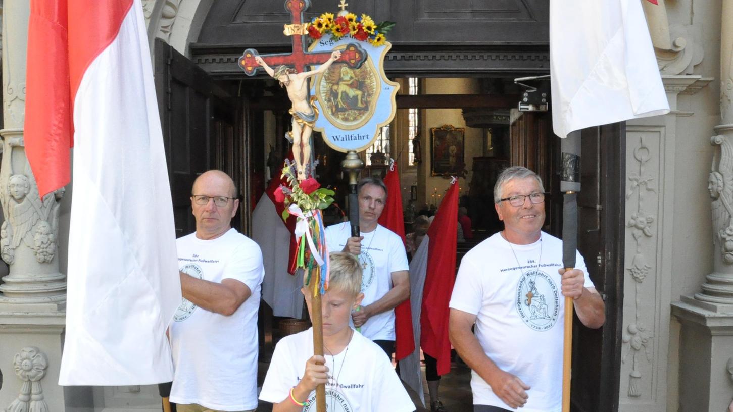Zum 383. Mal findet die Dettelbacher Gelöbniswallfahrt der Höchstadter St.-Georgs-Pfarrei statt.
Zum 383. Mal findet die Dettelbacher Gelöbniswallfahrt der Höchstadter St.-Georgs-Pfarrei statt.