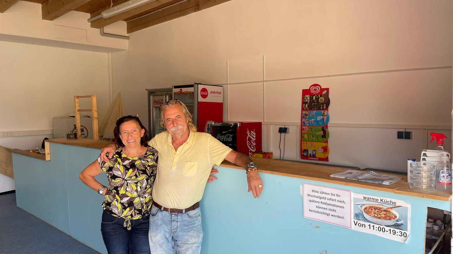Während Sofia Lettieri meist in der Küche stand, bediente "Franco" Debenedictis am Tresen. Während Sofia Lettieri meist in der Küche stand, bediente "Franco" Debenedictis am Tresen.
