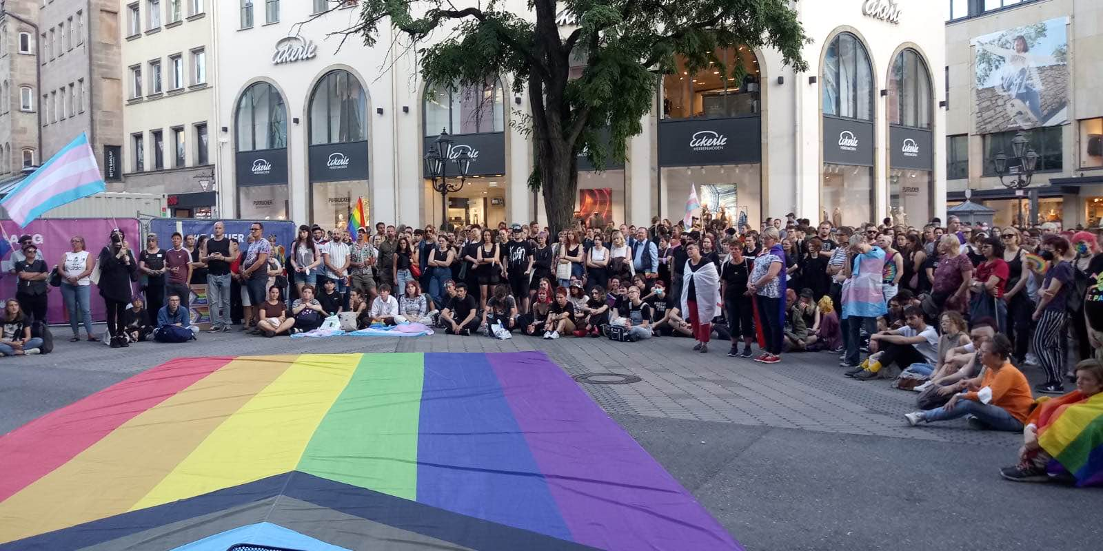 Der CSD Nürnberg hatte zu einer Gedenkkundgebung für Malte C. aufgerufen, 500 Menschen kamen. Der CSD Nürnberg hatte zu einer Gedenkkundgebung für Malte C. aufgerufen, 500 Menschen kamen.
