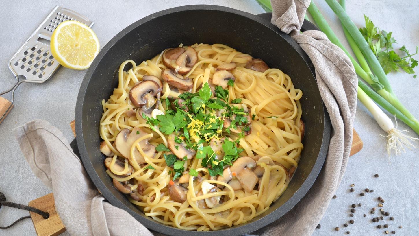 Wenn sich der Sommer verabschiedet, startet die Pilzsaison. Für die One-Pot-Pasta eignen sich alle Sorten - von Pfifferlingen bis Steinpilzen. Wenn sich der Sommer verabschiedet, startet die Pilzsaison. Für die One-Pot-Pasta eignen sich alle Sorten - von Pfifferlingen bis Steinpilzen.