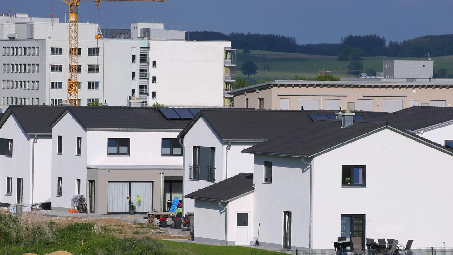 Sie sind stolzer Besitzer eines Eigenheims? Dann müssen Sie in diesem Jahr eine Grundsteuererklärung abgeben. Sie sind stolzer Besitzer eines Eigenheims? Dann müssen Sie in diesem Jahr eine Grundsteuererklärung abgeben.