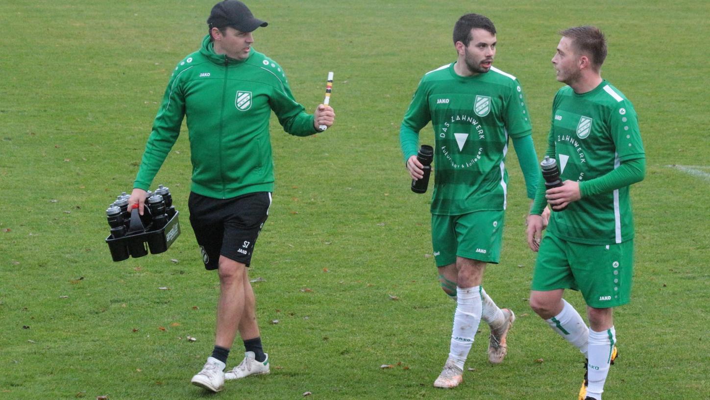 Stephan Zengerle (links) ist nicht mehr Trainer des SV Wettelsheim, der sich nach gut zwei Jahren von dem 44-Jährigen getrennt hat. Nachfolger beim Bezirksligisten ist der bisherige spielende Co-Trainer Julian Dürnberger (Mitte). Rechts mit im Bild ist Mittelfeldakteur Matthias Lehmeyer.