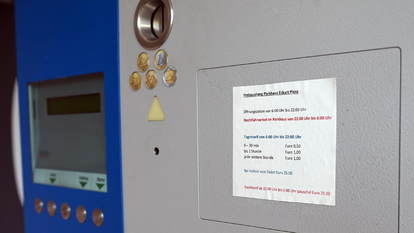 Dieser Aushang weist auf den Nachttarif des Parkhauses in der Flößaustraße hin. Dieser Aushang weist auf den Nachttarif des Parkhauses in der Flößaustraße hin.
