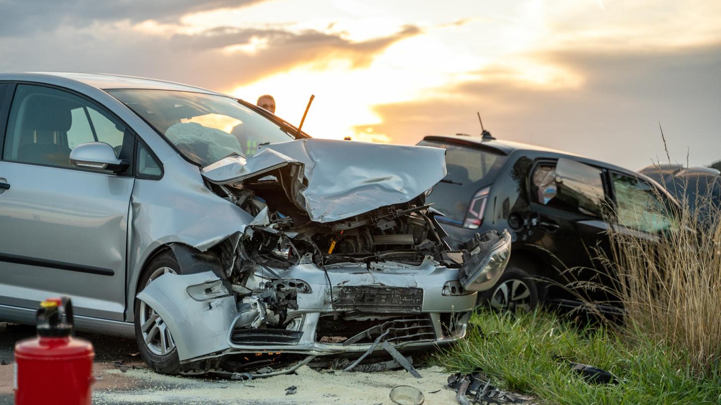 Bei einem Unfall auf der Kreisstraße sind nahe des Gewerbegebiets in Aurachtal drei Menschen verletzt worden.   