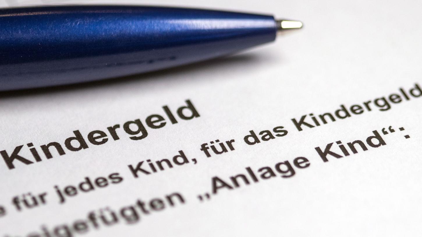Die Ampel-Koalition will das Kindergeld nun auch für das dritte Kind erhöhen. Die Ampel-Koalition will das Kindergeld nun auch für das dritte Kind erhöhen.