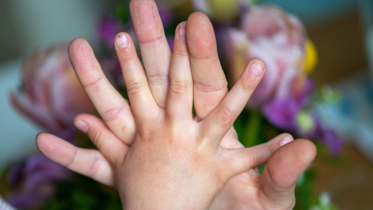 In schwierigen Zeiten sind es laut einer aktuellen Befragung der Zeitschrift "Eltern" allen voran die eigenen Kinder, die Eltern Kraft schenken. In schwierigen Zeiten sind es laut einer aktuellen Befragung der Zeitschrift "Eltern" allen voran die eigenen Kinder, die Eltern Kraft schenken.