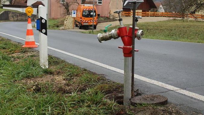 Wenn Laien am Hydranten hantieren, könnte es Probleme im Leitungsnetz geben. Der Wasserklau kann auch gefährlich enden: Verschmutztes Wasser oder Keime können im Leitungssystem landen.
