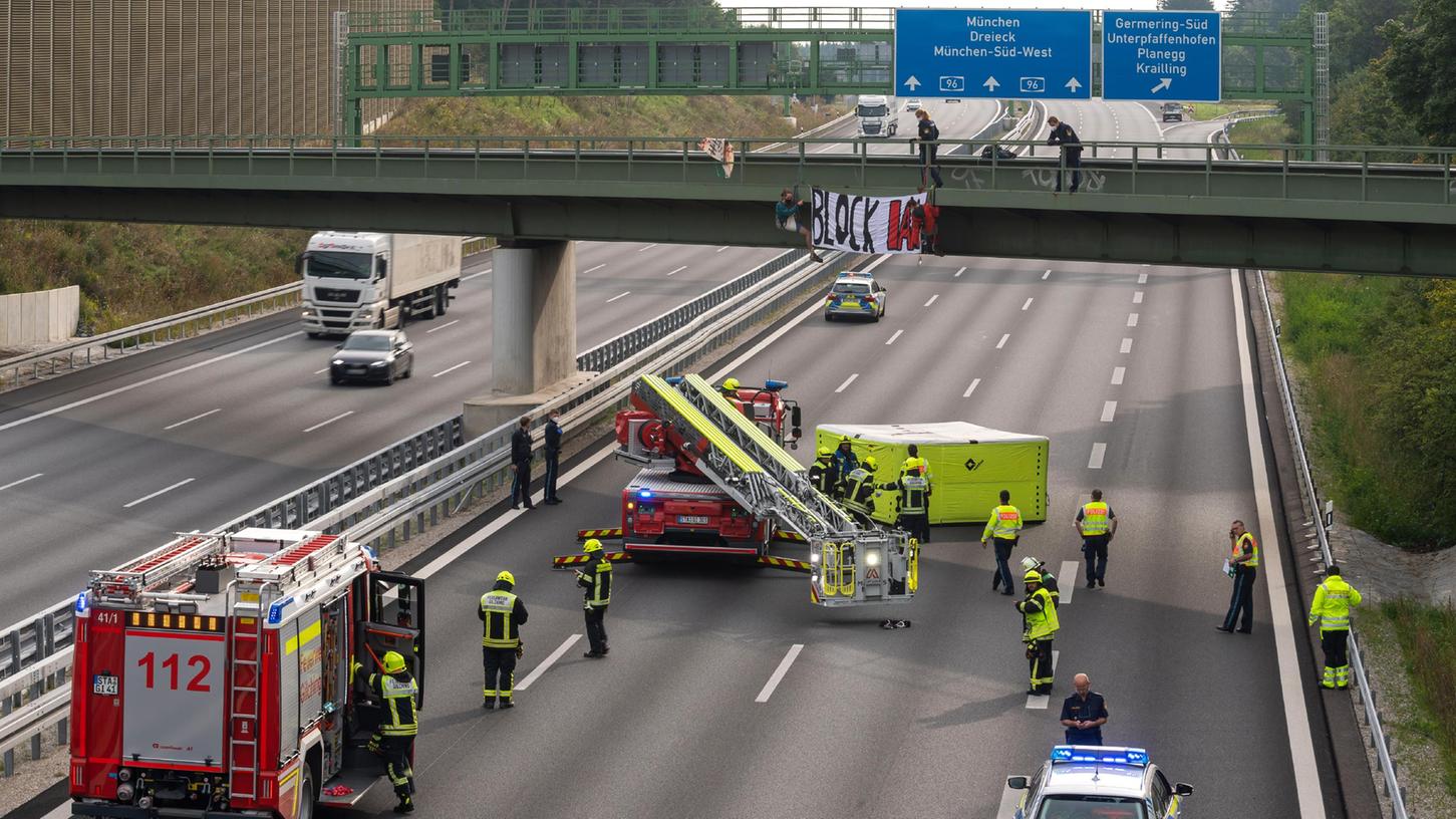 Aktivisten nahmen im September 2021 an einer Banneraktion an einer Brücke über der Autobahn A96 bei Germering teil. Die Autobahn wurde Richtung München gesperrt. Polizei und Feuerwehr sicherten die betreffende Stelle. Aktivisten nahmen im September 2021 an einer Banneraktion an einer Brücke über der Autobahn A96 bei Germering teil. Die Autobahn wurde Richtung München gesperrt. Polizei und Feuerwehr sicherten die betreffende Stelle.