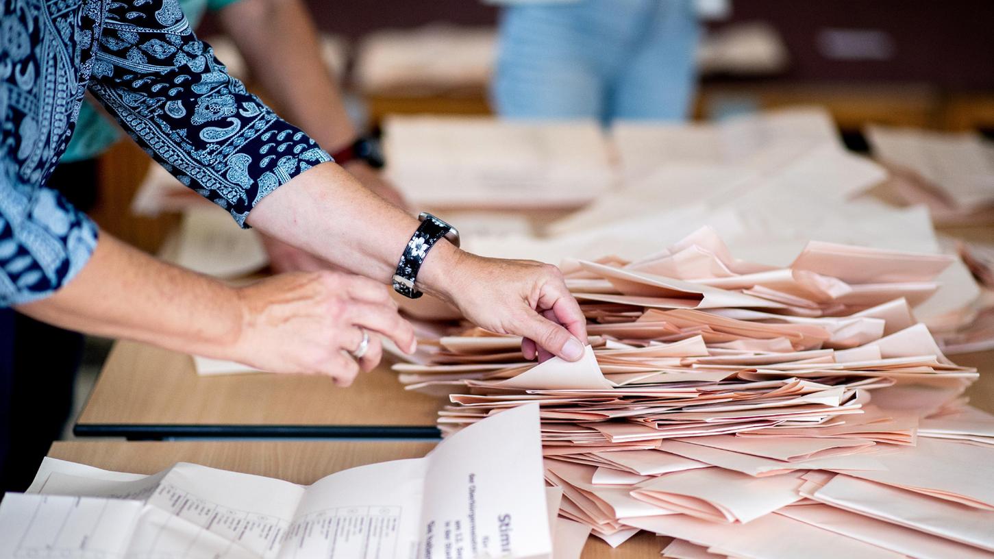 Landtagswahl: Eine Wahlhelferin sortiert in einem Wahllokal die Stimmzettel für die Auszählung. Landtagswahl: Eine Wahlhelferin sortiert in einem Wahllokal die Stimmzettel für die Auszählung.