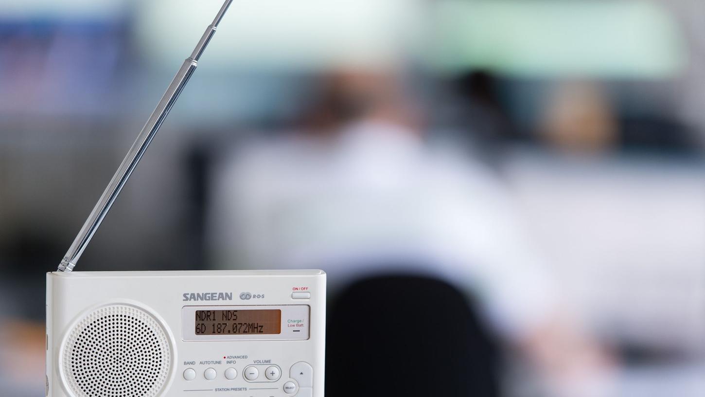 Der Anstieg der Empfänger mit DAB+ oder Internet-Radio wird unter anderem durch die Digitalradiopflicht im Auto begünstigt. Klassisches UKW wird aber weiter am häufigsten genutzt. Der Anstieg der Empfänger mit DAB+ oder Internet-Radio wird unter anderem durch die Digitalradiopflicht im Auto begünstigt. Klassisches UKW wird aber weiter am häufigsten genutzt.