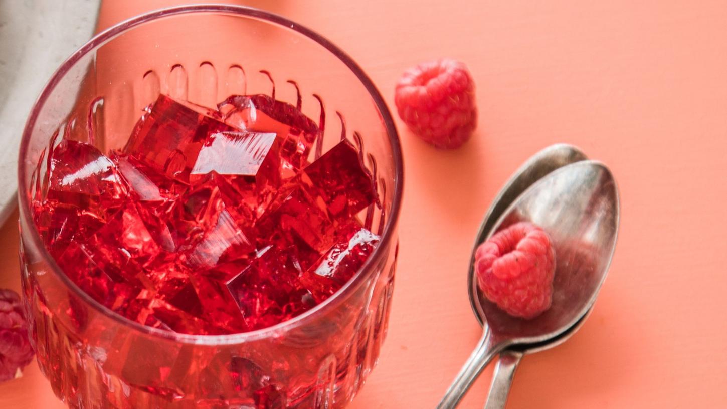 Götterspeise mit Himbeer-Geschmack hat eine wackelige Konsistenz - die gelingt auch mit pflanzlichem Agar-Agar. Götterspeise mit Himbeer-Geschmack hat eine wackelige Konsistenz - die gelingt auch mit pflanzlichem Agar-Agar.