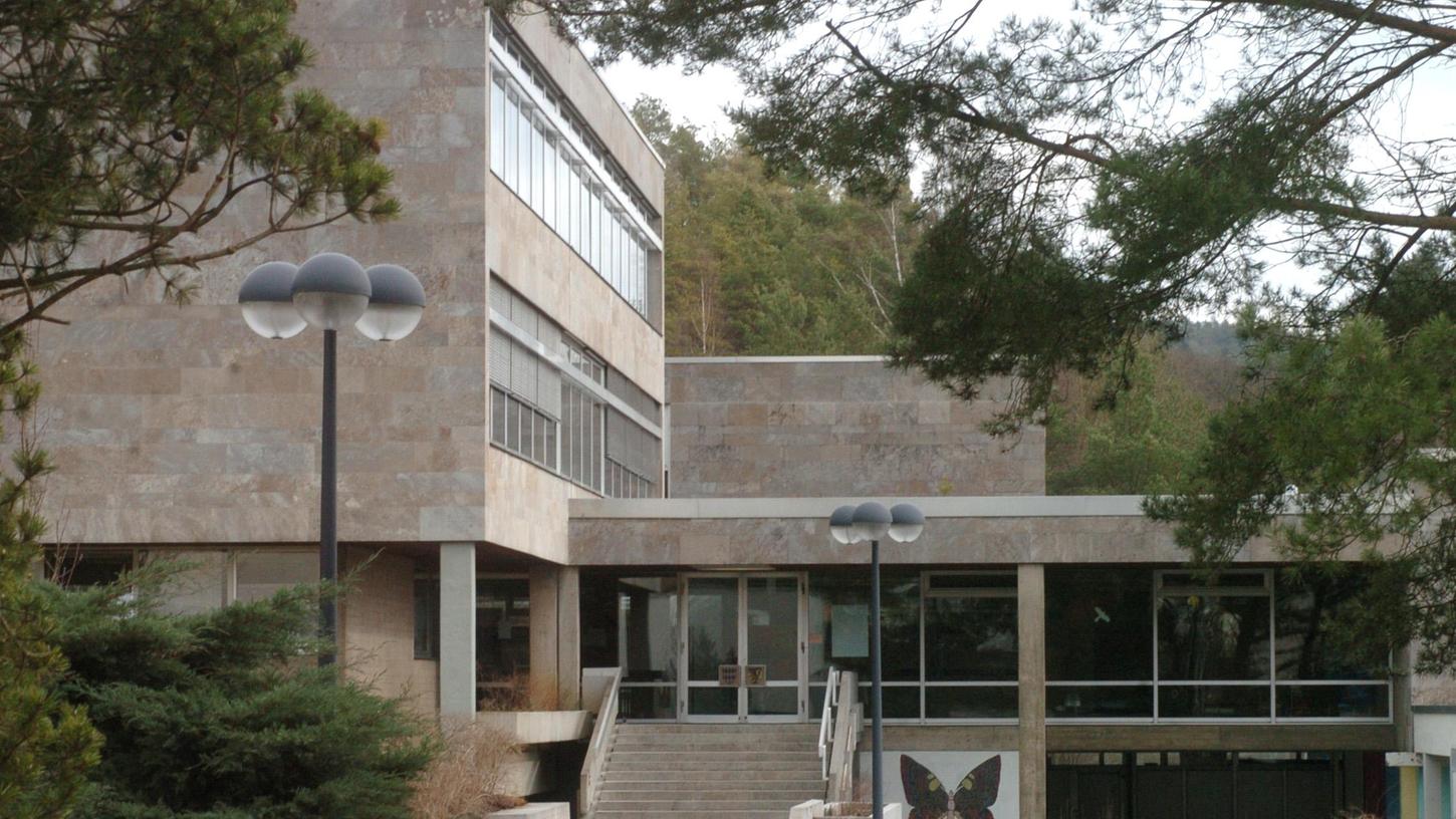 Das Landratsamt hat für die nächsten Tage die Ankunft von 50 Asylbewerbern angekündigt. Sie sollen in einer Turnhalle der Realschule untergebracht werden. Das Landratsamt hat für die nächsten Tage die Ankunft von 50 Asylbewerbern angekündigt. Sie sollen in einer Turnhalle der Realschule untergebracht werden.