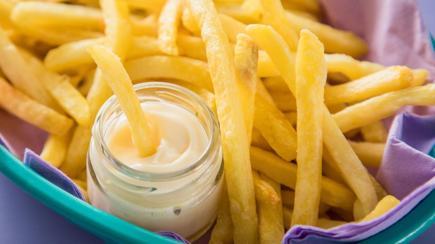 Mayo gelingt zu Hause auch ganz ohne Ei - und in leichteren Varianten mit fettarmem Joghurt. Mayo gelingt zu Hause auch ganz ohne Ei - und in leichteren Varianten mit fettarmem Joghurt.