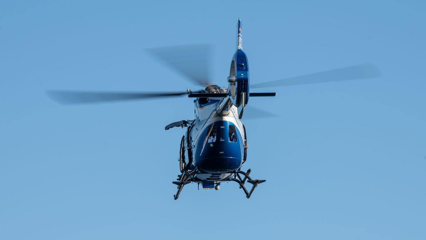 Mit einem Hubschrauber wurde ein 20-Jähriger in einem Wald gesucht. Mit einem Hubschrauber wurde ein 20-Jähriger in einem Wald gesucht.