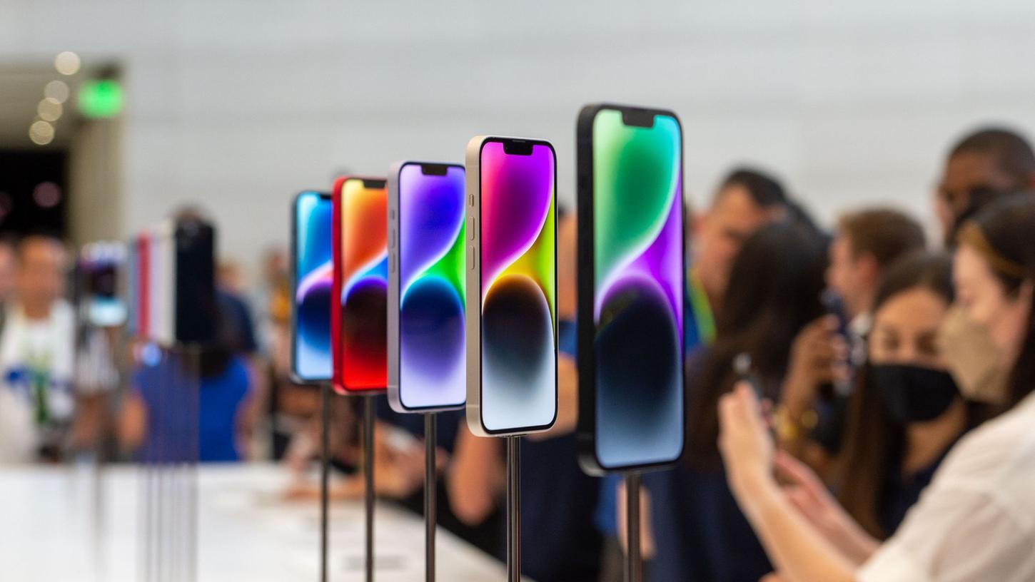 Das neue iPhone 14 ist nach dem Neuheiten-Event auf dem Gelände der Konzernzentrale Apple Park zu sehen. Das neue iPhone 14 ist nach dem Neuheiten-Event auf dem Gelände der Konzernzentrale Apple Park zu sehen.