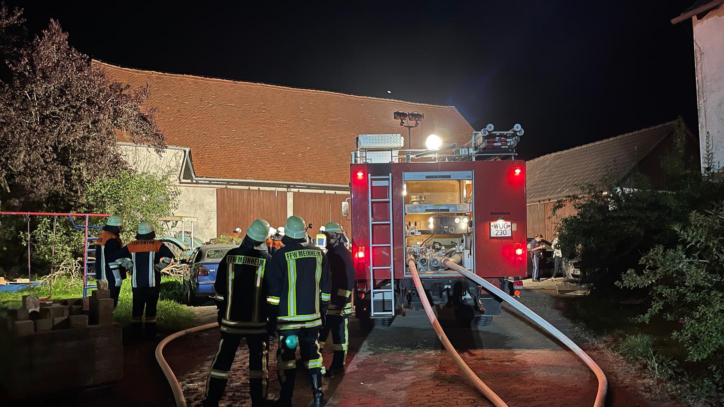 Die Feuerwehrleuten löschten am Mittwochabend einen Scheunenbrand in Meinheim im Landkreis Weißenburg-Gunzenhausen. 
