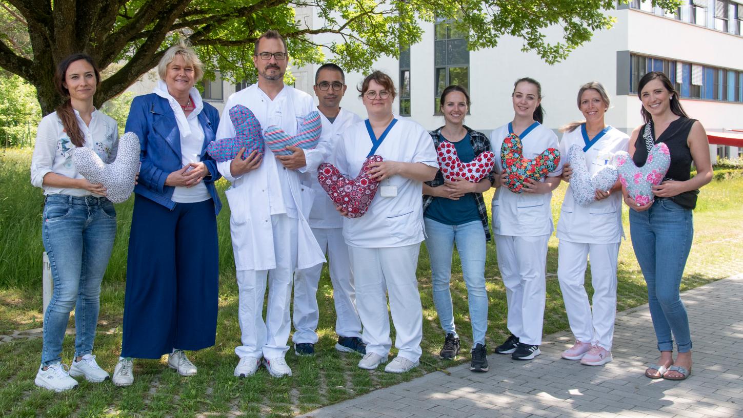 Mit den Herzen: (von links) Dr. Jennifer-Lisa Schnell und Dr. Kristin Siewert-Neudeck vom Verein „Frauengesund-heit beim Tumorerkrankungen“, Dr. Martin Koch und Carlos Andres Tapia Figueroa von der Klinik für Gynäkologie und Geburtshilfe, Pia Rothenberger vom Onkologischen Zentrum, Margit Leitel, Franzi Ploetz und Michaela Lebek vom MVZ Gynäkologie und Carina Schock.