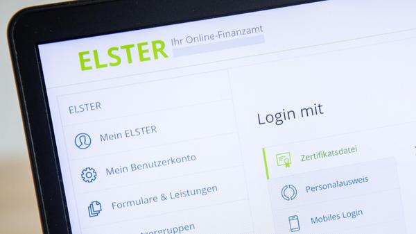 Eine weitere steuerliche Entlastung bietet auch die Erhöhung des Grundsteuerfreibetrags. Dieser Freibetrag wird von 9.984 Euro auf 10.623 Euro erhöht. Diese Gesetzesänderung ist Teil des Inflationsausgleichsgesetzes. Die Steuerlast soll damit an die Inflation angepasst werden. Davon profitieren alle, die Einkommenssteuer zahlen, aber vor allem Familien, Geringverdiener, Arbeitnehmer und Rentner. Bei einem monatlichen Einkommen von 1200 Euro fallen so lediglich 54 Euro pro Jahr an, 75.000 Rentnerinnen und Rentner müssen so keine Einkommenssteuer mehr zahlen.