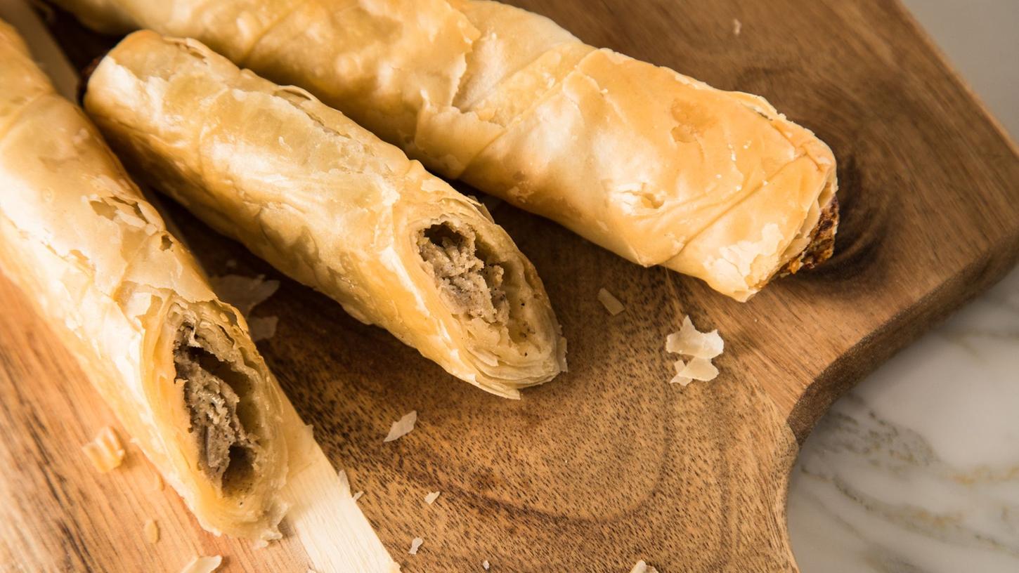 Börek-Röllchen werden oft mit Hackfleisch oder mit Feta und Spinat gefüllt. Aber auch Reis und Gemüse passen gut zum Teig. Börek-Röllchen werden oft mit Hackfleisch oder mit Feta und Spinat gefüllt. Aber auch Reis und Gemüse passen gut zum Teig.