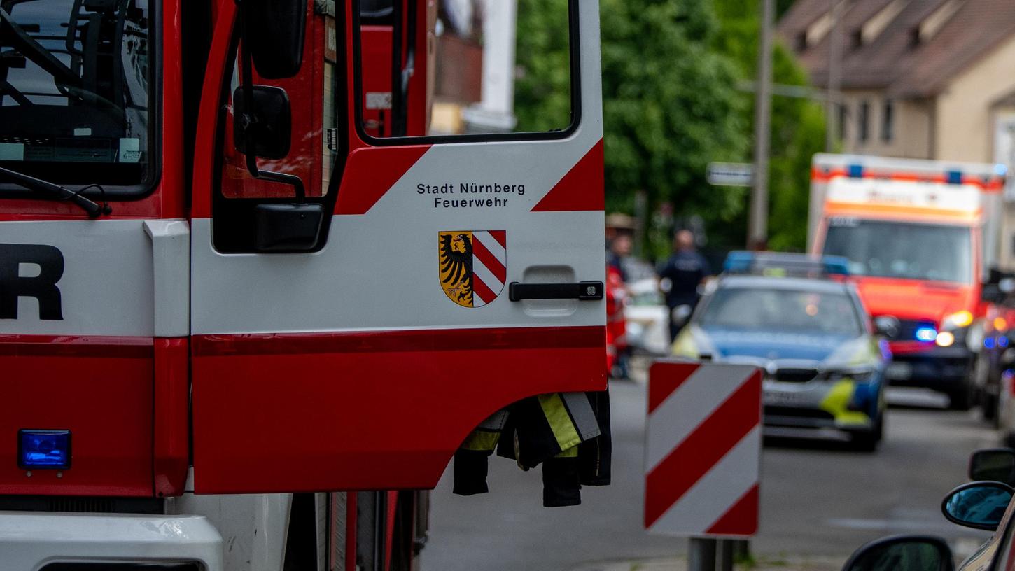 Wegen einem Notruf rückten am Dienstagabend in Nürnberg Polizei und Feuerwehr aus (Symbolbild).