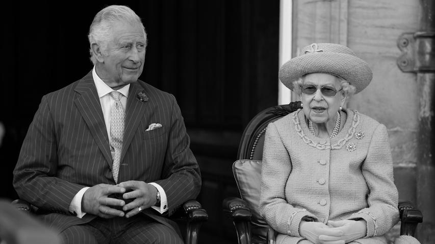 Am 8. September ging die Ära der Queen zu Ende: Elizabeth II. starb am Abend im Alter von 96 Jahren auf ihrem Landsitz Schloss Balmoral in Schottland. Zuvor hatten die Ärzte der Queen sich über den verschlechterten Gesundheitszustand der 96-Jährigen besorgt gezeigt. Sie stand seitdem unter ärztlicher Beobachtung. Auch die Familie der Monarchin war angereist, hunderte Menschen versammelten sich in Anteilnahme vor dem Buckingham Palace. Mit dem Tod von Elizabeth II. ist ihr Thronfolger Charles automatisch König. Queen-Enkel Prinz William (40) rückt zum Thronfolger auf. Nummer zwei in der Thronfolge ist nun der 9-jährige Prinz George.