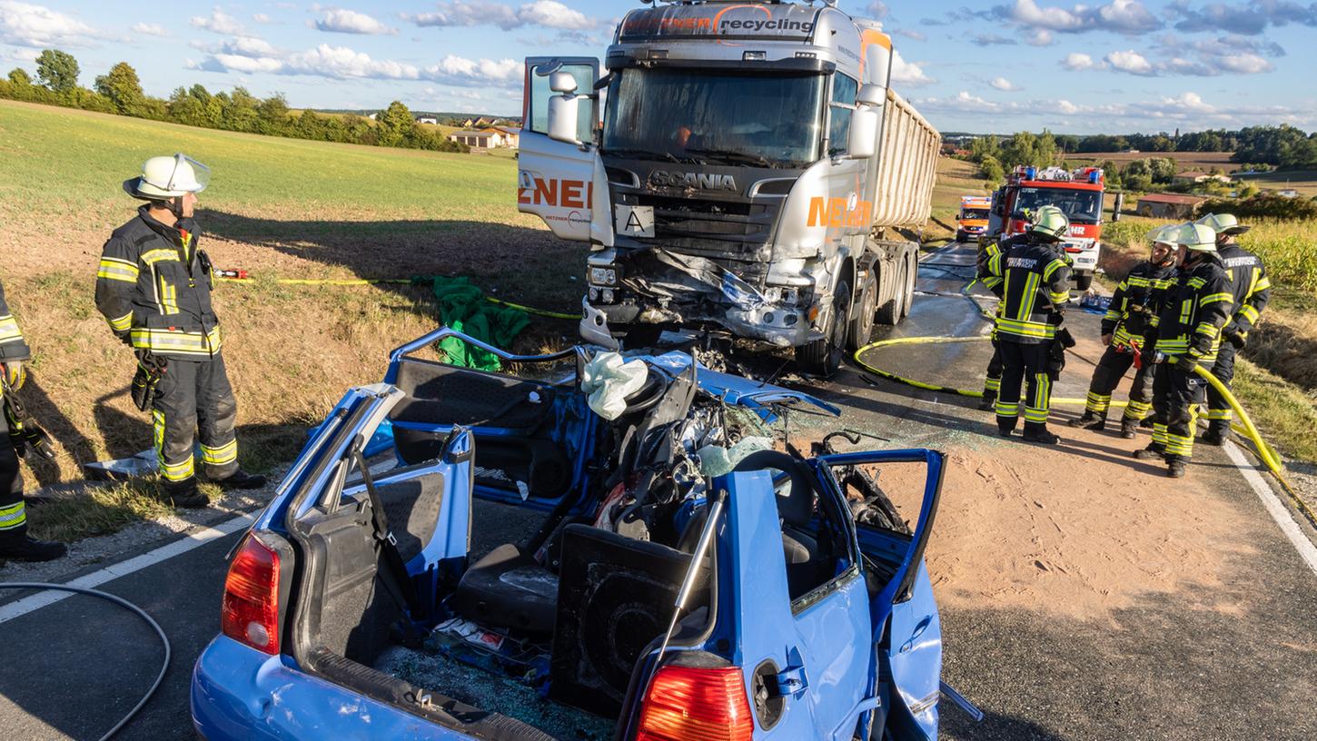 Der Verletzte Autofahrer starb noch an der Unfallstelle.
Der Verletzte Autofahrer starb noch an der Unfallstelle.