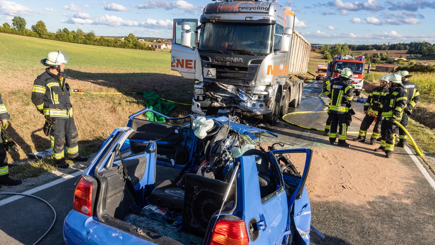 Der Verletzte Autofahrer starb noch an der Unfallstelle.