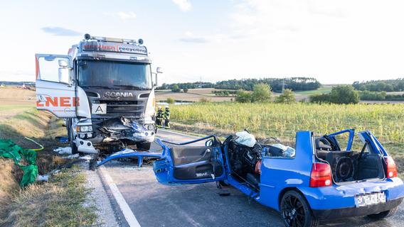 Auto prallt gegen Laster: Mann stirbt bei Verkehrsunfall in Franken