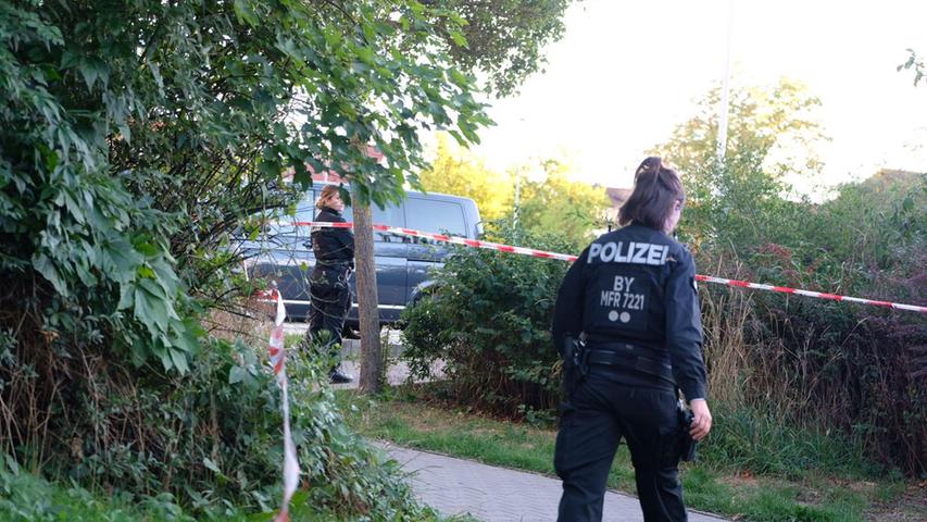 Der Einsatz erfolgte gegen 18 Uhr. Der 30-jährige Mann griff Passanten mit zwei "großen Fleischermessern" an, wie die Polizei in Ansbach mitteilte.