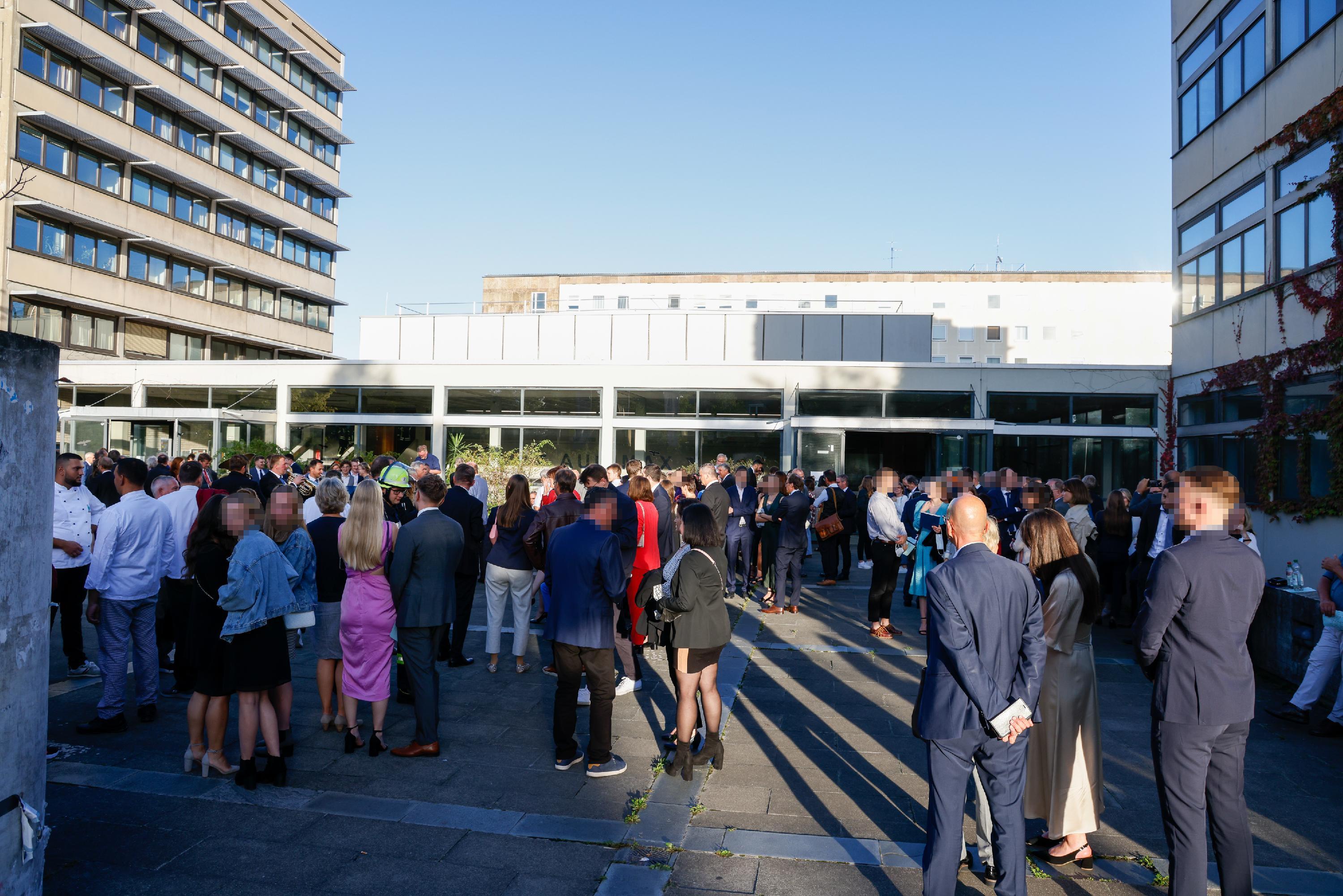 Dort hatten sich auch die Veranstalter, Absolventinnen und Absolventen sowie deren Angehörige versammelt.