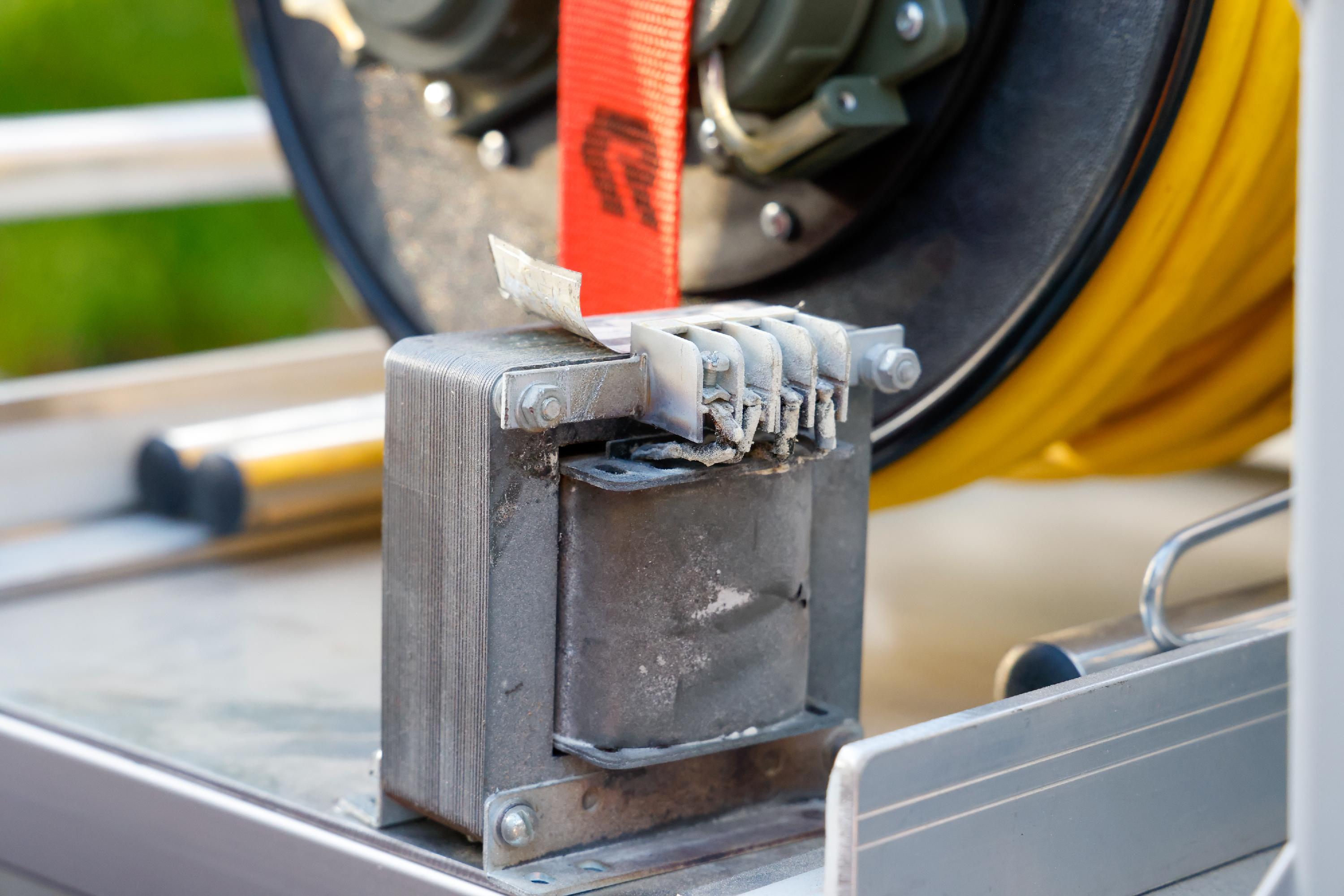 Die Ursache für die Rauchentwicklung war schnell gefunden. Ein Kleintransformator in einem Elektroverteiler hatte geschmort. Er wurde von der Feuerwehr ins Freie gebracht.