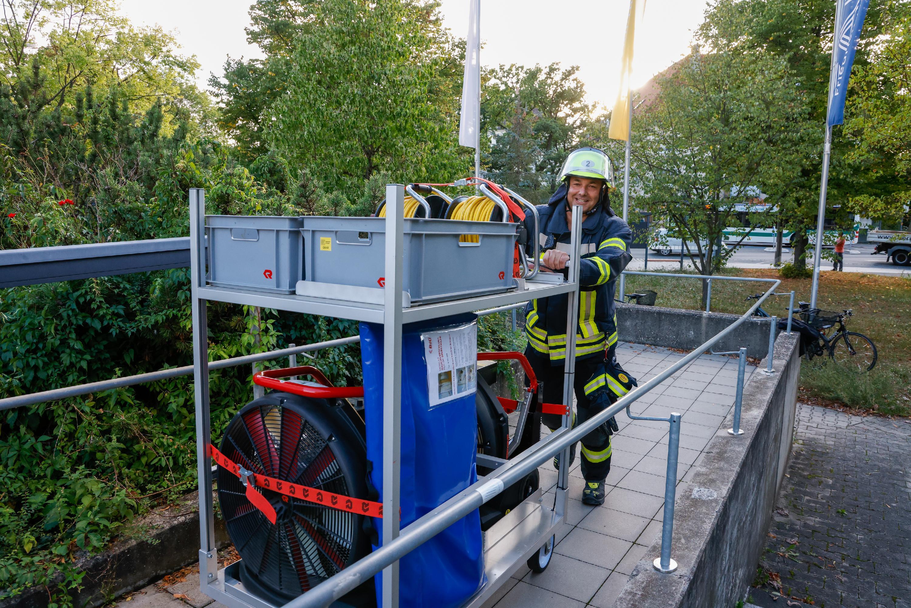 Die Feuerwehr belüftete unterdessen den Saal und das Gebäude.