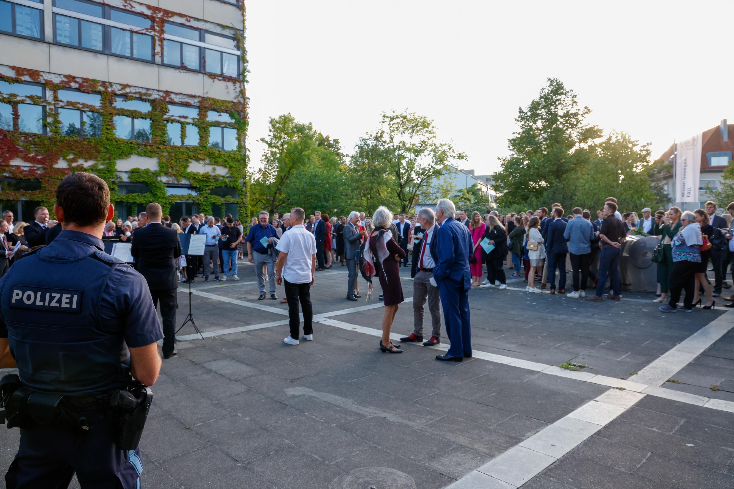 Mit einem kurzerhand organisierten Megafon und der ebenfalls evakuierten Musikkapelle wurde die Urkundenverleihung spontan unter freiem Himmel und bei bester Abendsonne fortgesetzt.
