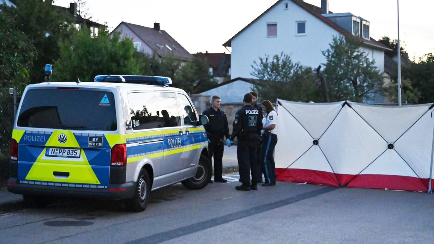 Polizisten nach dem Tod des Angreifers, der in Ansbach zwei Menschen mit einem Messer verletzt hat. Polizisten nach dem Tod des Angreifers, der in Ansbach zwei Menschen mit einem Messer verletzt hat.