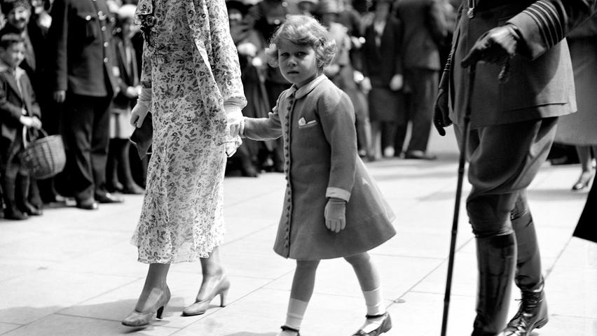 Am 21. April 1926 erblickte die Prinzessin Elizabeth Alexandra Mary in einem Londoner Stadthaus das Licht der Welt. Sie kam als älteste Tochter des Herzogs Albert zur Welt, dem späteren König George VI. Während des Zweiten Weltkriegs engagierte sich Elizabeth II. beim Frauenhilfsdienst und machte eine Ausbildung zur Automechanikerin und Kraftfahrerin. 
