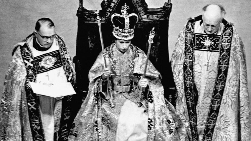 Der 6. Februar 1952 markiert den Beginn einer neuen Ära im Königreich Großbritannien. Nach dem Tod ihres Vaters George wird Elizabeth an diesem Tag zur Königin des Vereinigten Königreichs Großbritannien und Nordirland proklamiert. Ein Jahr später wird sie am 2. Juni 1953 in Londons Westminster Abbey gekrönt. 70 Jahre lang bleibt sie auf dem britischen Thron - ein Rekord. 