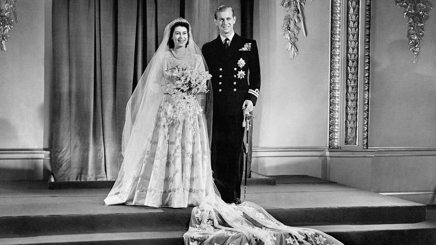 Schon mit 13 Jahren lernt Elizabeth ihren späteren Ehemann Prinz Philip von Griechenland und Dänemark kennen. Er war ein Cousin dritten Grades; Königin Victoria war ihre gemeinsame Ururgroßmutter. Am 20. November 1947 heiraten die beiden in der Westminster Abbey. Sie waren 74 Jahre lang verheiratet    