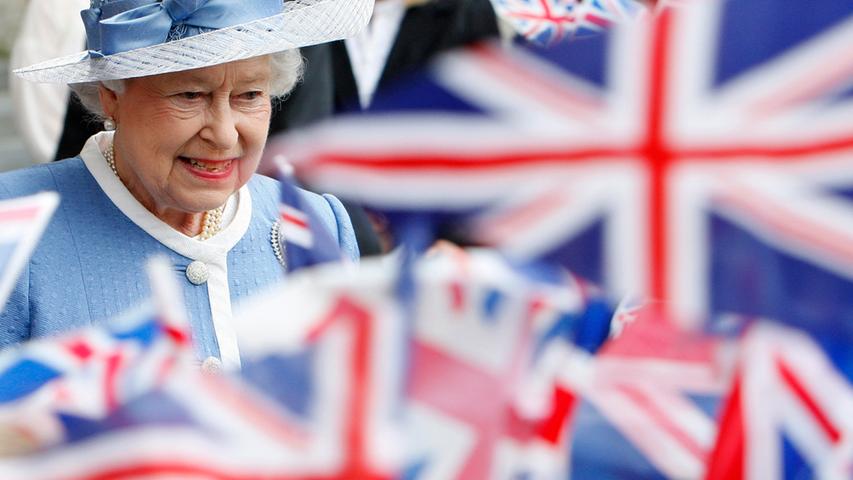 Queen Elizabeth war Oberhaupt des Commonwealth of Nations, und damit über 50 Staaten wie Indien, Ghana oder Zypern. Sie führte in weiteren Staaten neben Großbritannien und Nordirland den Königinnen-Titel, darunter Kanada, Australien und Neuseeland. Außerdem war sie weltliches Oberhaupt der anglikanischen Church of England.